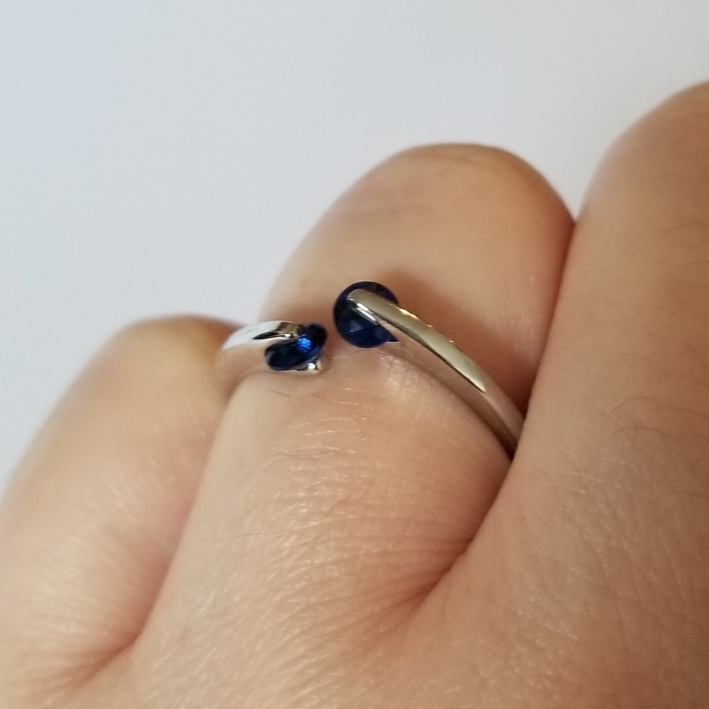 Delicate 18k Ring - Picture 7 of 7